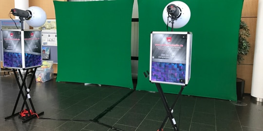 Zwei Selfieboxen vor zwei Green Screen Hintergründen auf einem Event