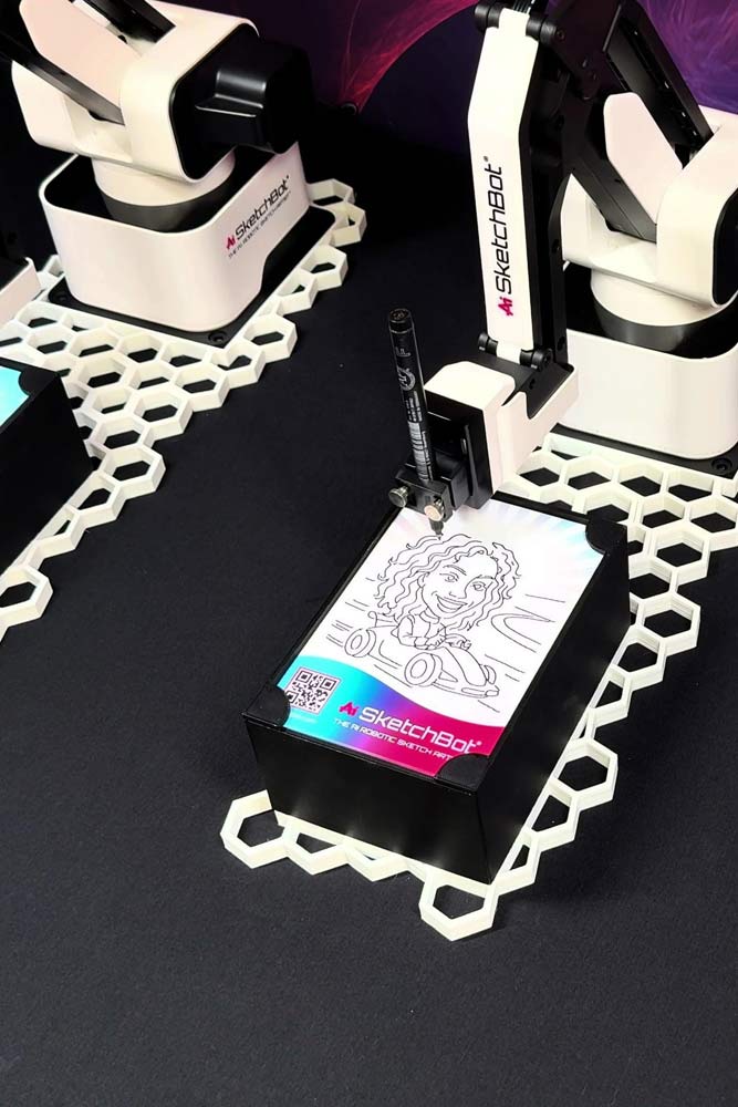 selfieboxberlin-scetchbot-deutschland-zeichenroboter-berlin-ki-mieten-papier-vorlagen-2